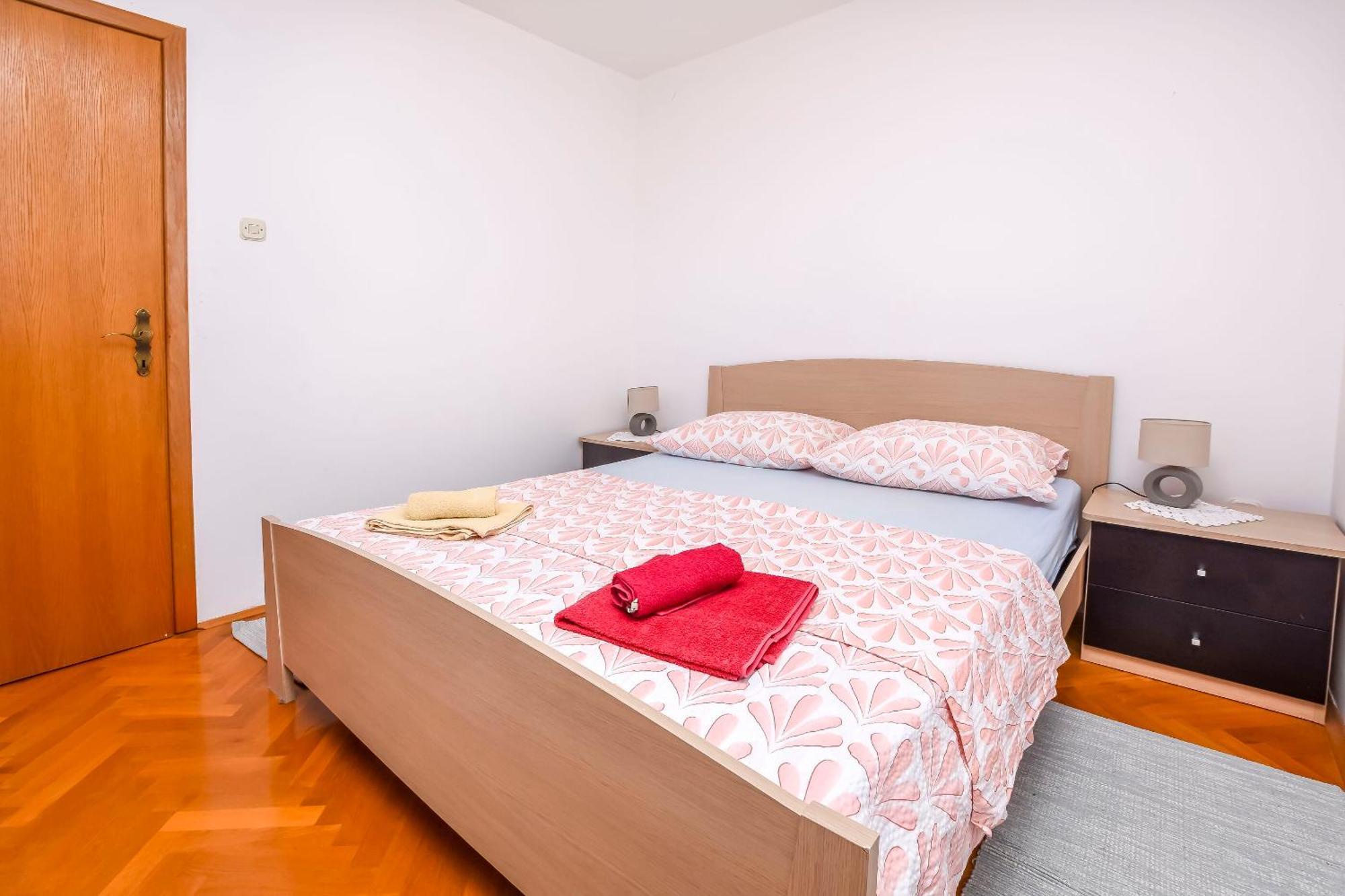 Apartments Ema Ражань Екстер'єр фото