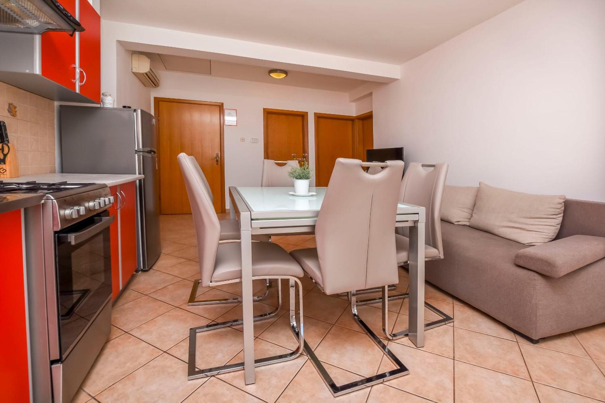 Apartments Ema Ражань Екстер'єр фото