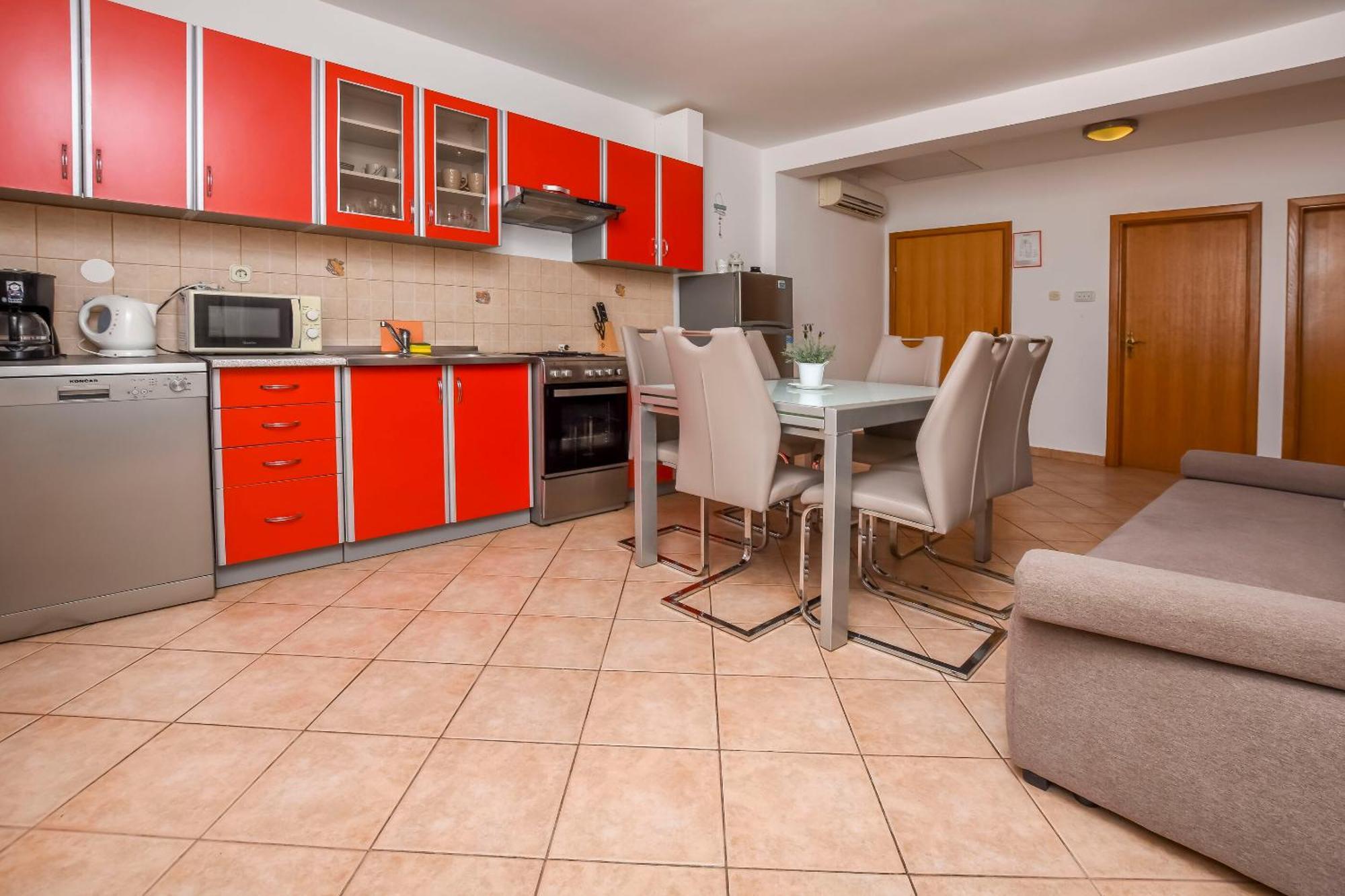 Apartments Ema Ражань Екстер'єр фото