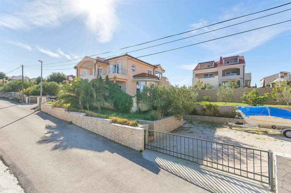 Apartments Ema Ражань Екстер'єр фото